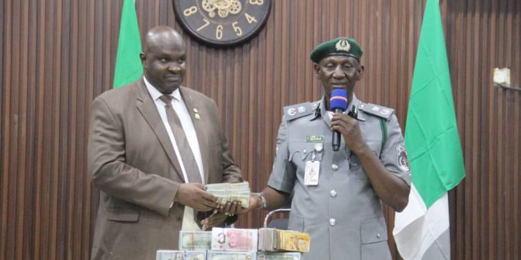 Customs Intercepts N654m Worth of Foreign Currency at Kano Airport, Hands Over Suspects to EFCC